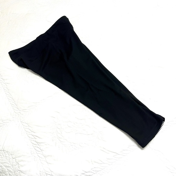 NWT BEBE SPORT LOGO BLACK & WHITE CAPRI LEGGINGS - Picture 6 of 8